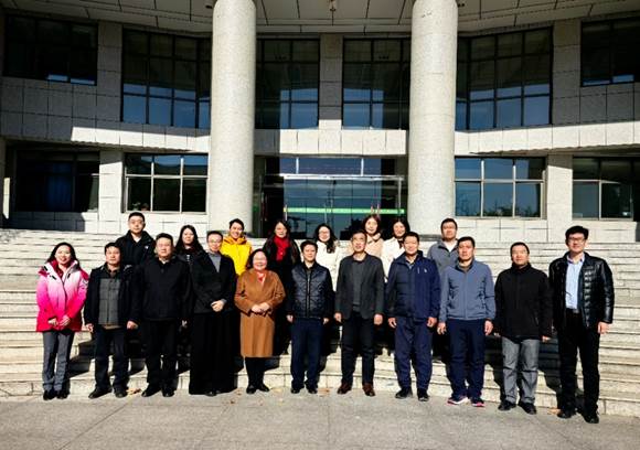 一群人站在建筑前AI 生成的内容可能不正确。