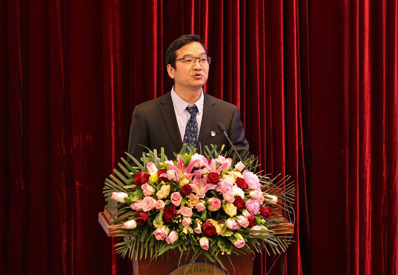 校党委常委、副校长(主持工作)金危危致欢迎词并介绍学校本科教育教学工作基本情况