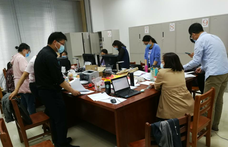 我院教师在加班加点准备专家调阅的相关教学文件与资料