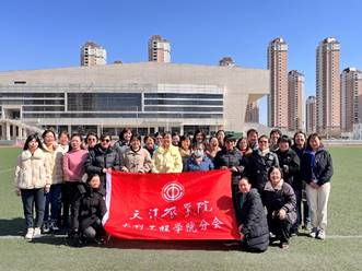 一群人在建筑物前描述已自动生成