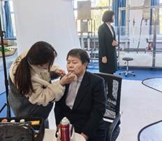 图片包含 人, 桌子, 女人, 男人描述已自动生成